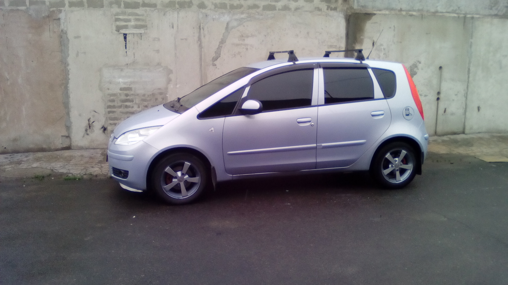 Багажник митсубиси кольт. Mitsubishi Colt багажник на крышу. Mitsubishi Colt 2006 багажник на крышу. Рейлинги Mitsubishi Colt. Багажник на Митсубиси Кольт 2008.