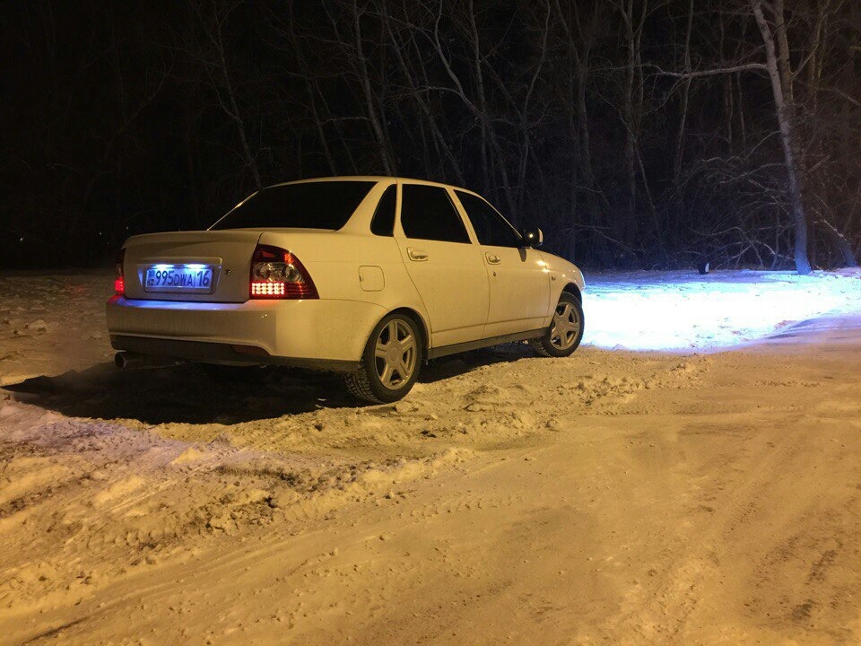 Черная Приора седан на 17 торусах бункер