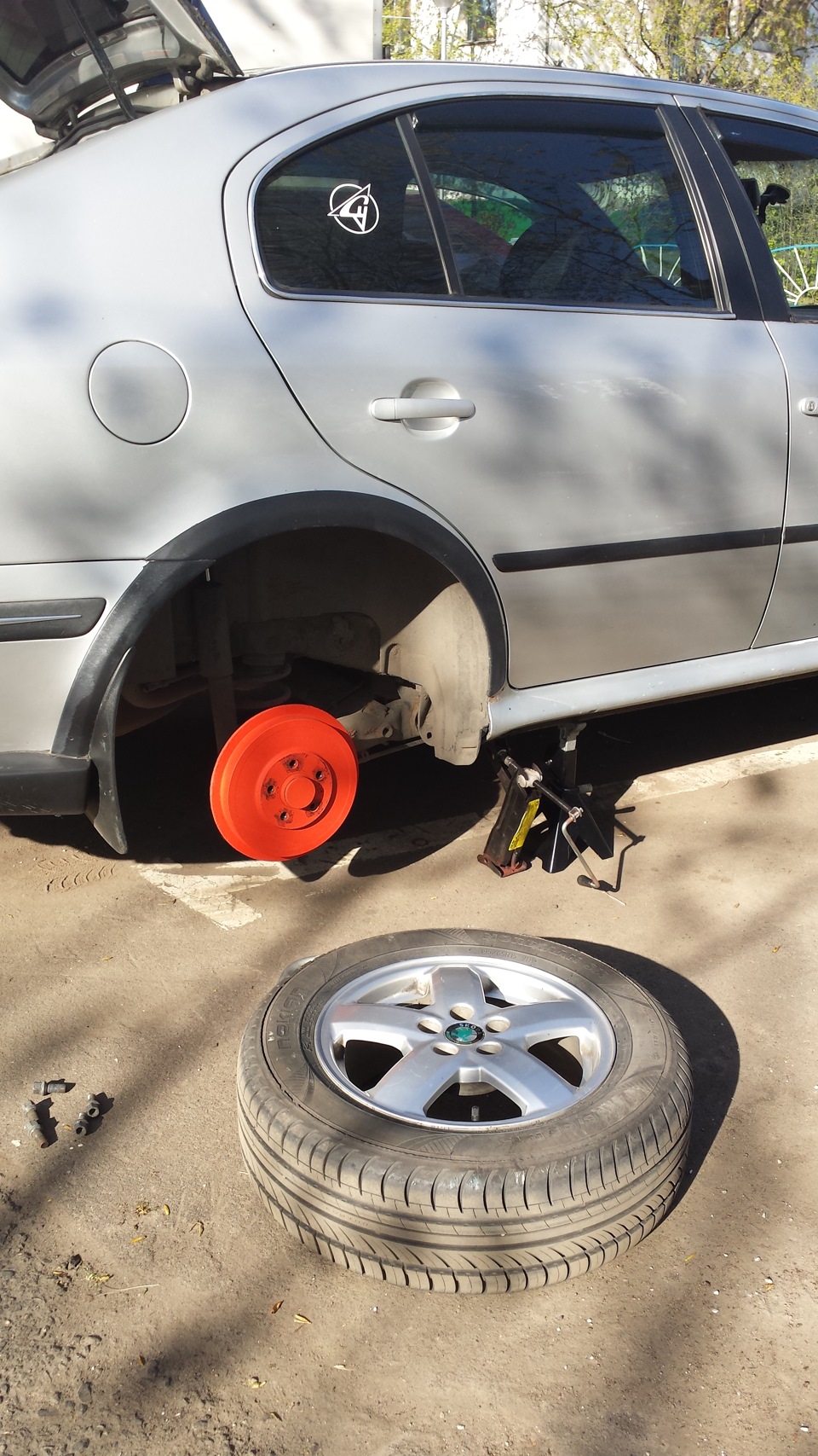 Замена отбойника заднего амортизатора — Skoda Octavia A4 Mk1, 1,6 л ...