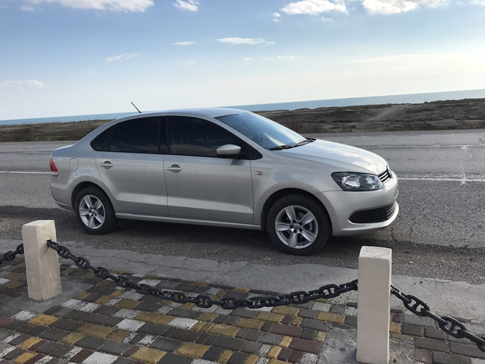 Volkswagen Polo белый металлик