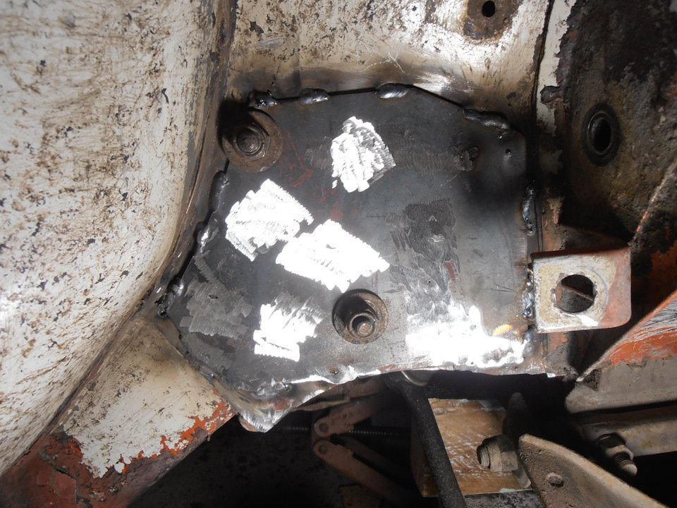 Передний правый лонжерон усилин, в месте креплении маятника. — Lada 21011