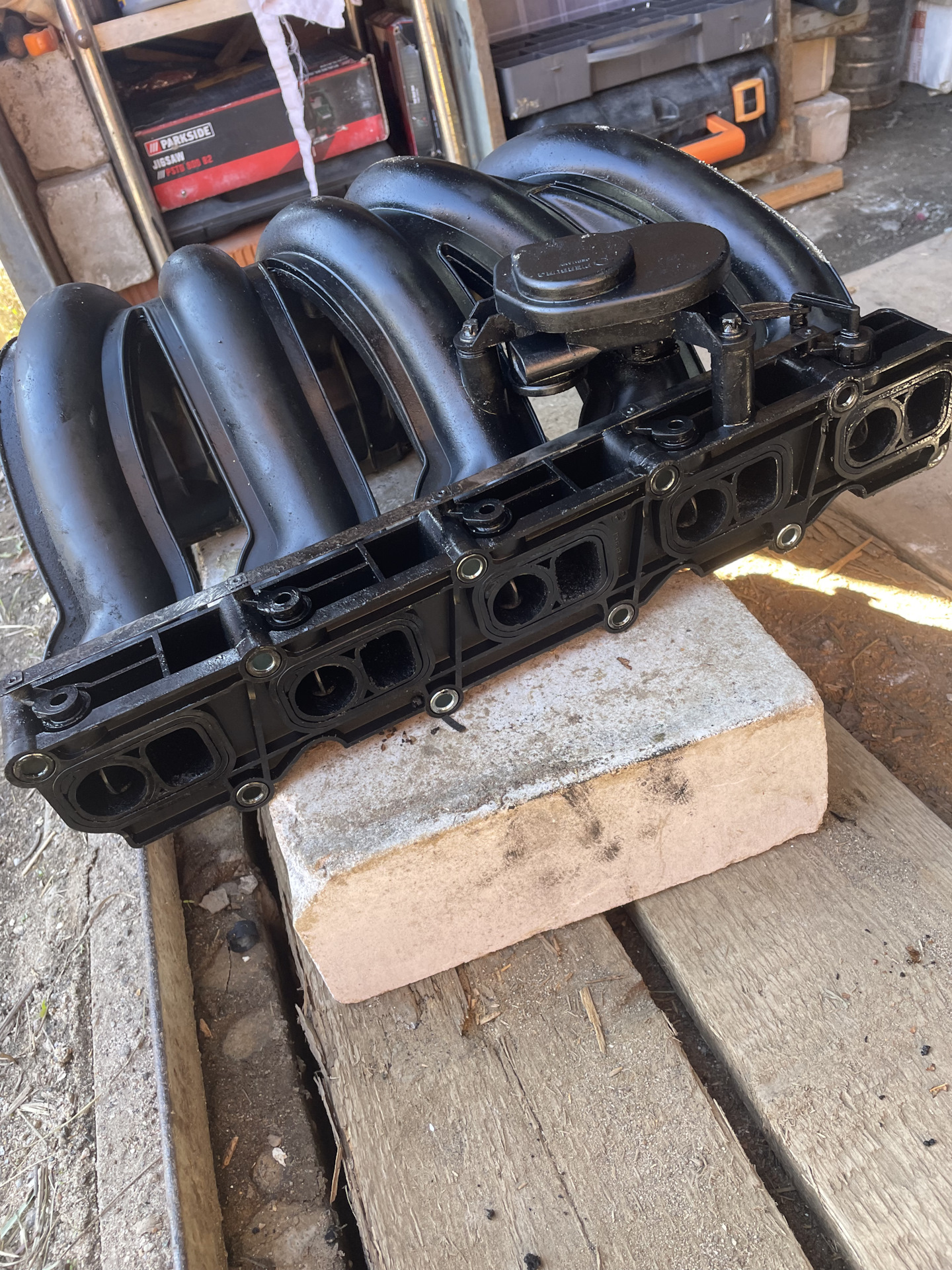 Заглушил впускной коллектор, масло всё равно гонит!В чём причина ...