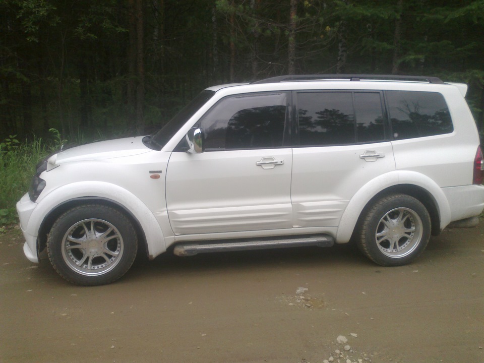 Драйв 2 паджеро 3. Обвес Паджеро 3. Mitsubishi Pajero 3 Tuning. Mitsubishi Pajero 2008 3 двери обвесы.