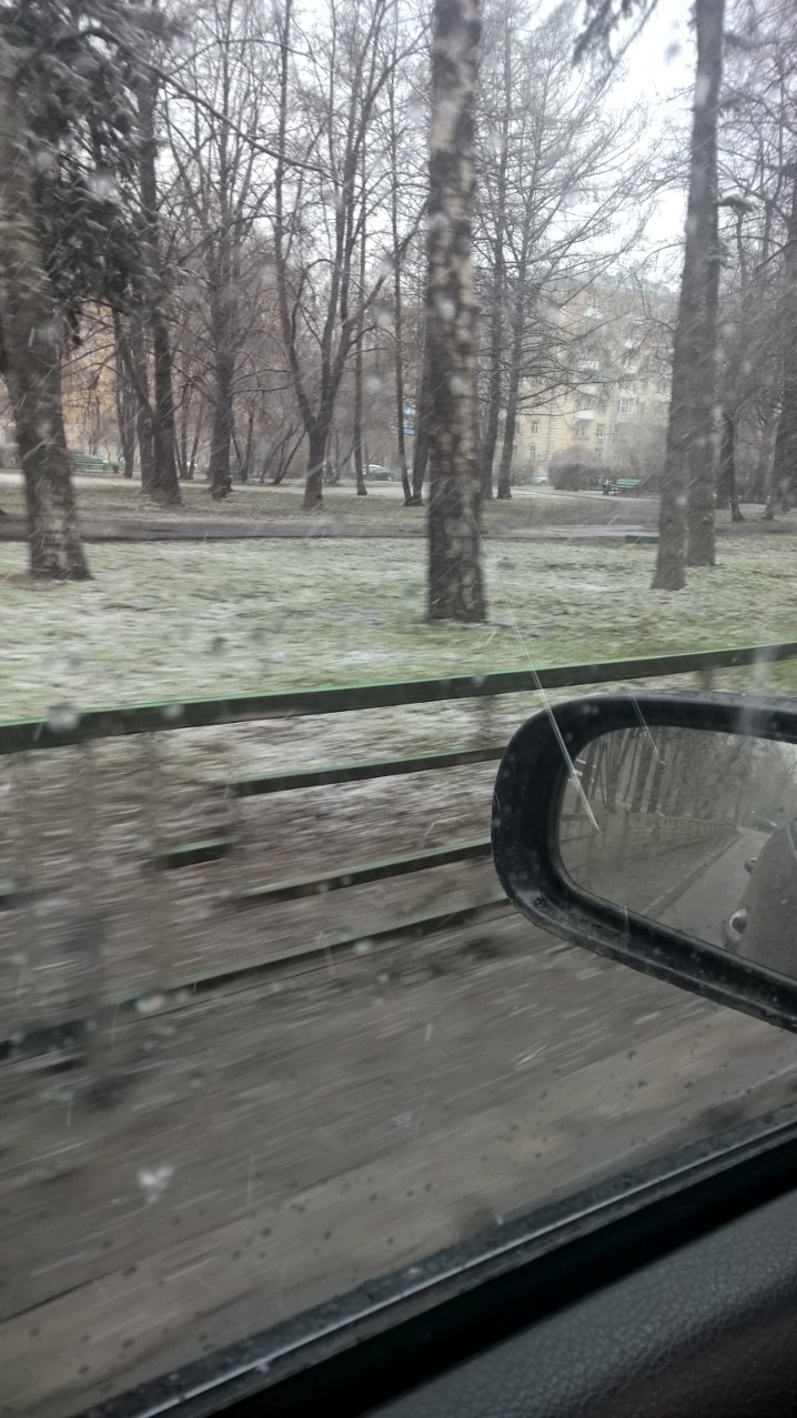 Снег кружится, летает, не тает, ему пофиг, что май наступает ...