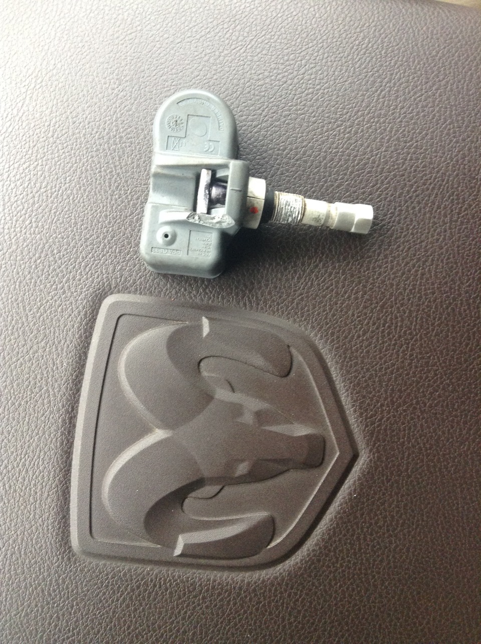 Датчик давления в шине. — Dodge Ram, 5,7 л, 2009 года | своими руками ...