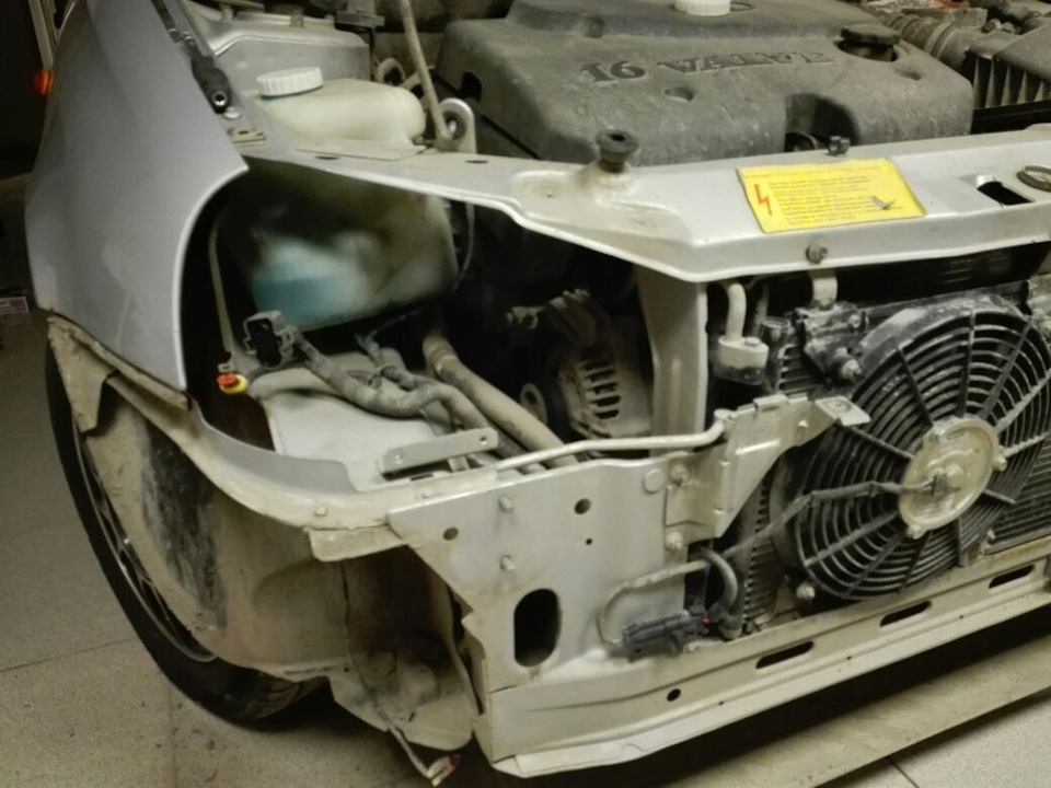 Злая морда получилась)))) Кстати заодно радиатор кондея почистил от насекомых — Lada Калина Хэтчбек (1G)