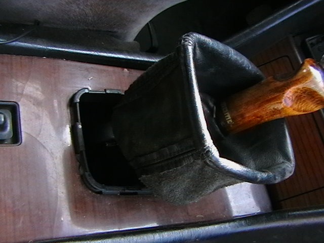 чехол кулисы поддеваем отвёрточкой плоской и тянем вверх=) — Mercedes-Benz E-Class (W124)