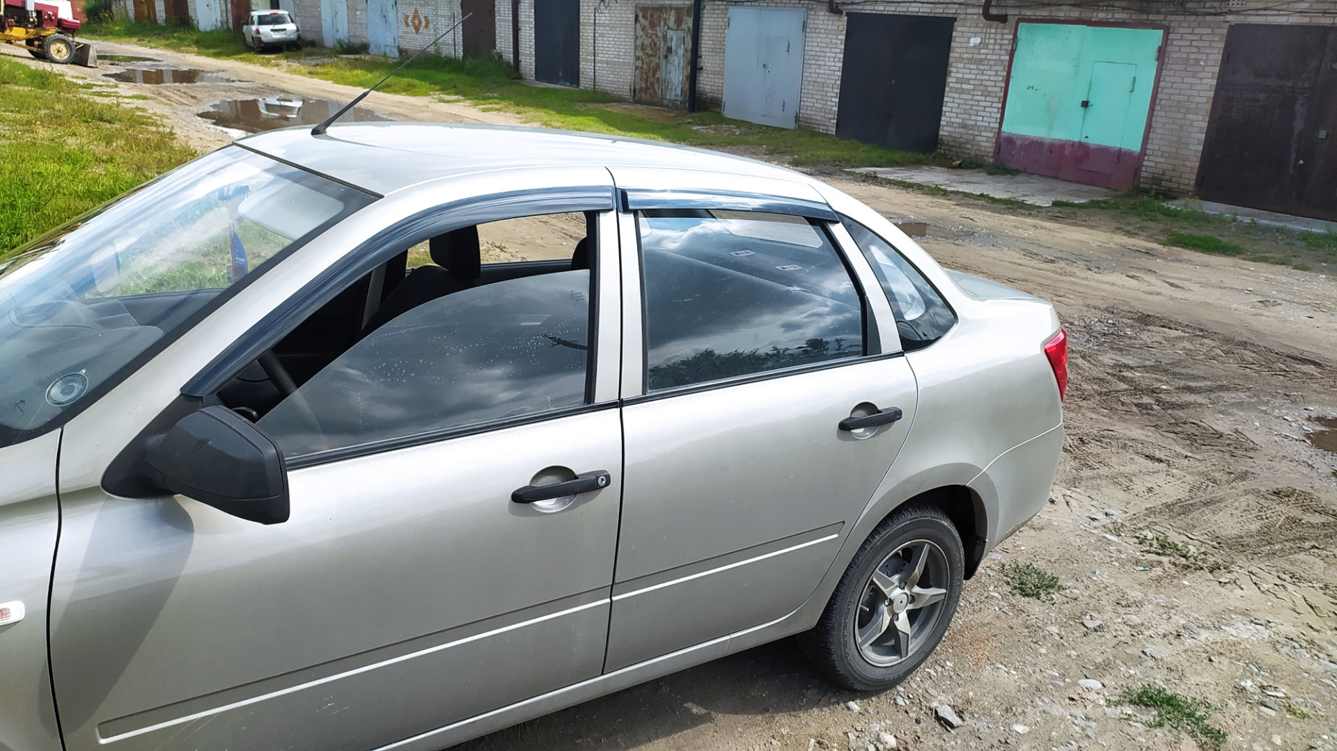 Ветровики — Lada Гранта (1G), 1,6 л, 2012 года | аксессуары | DRIVE2