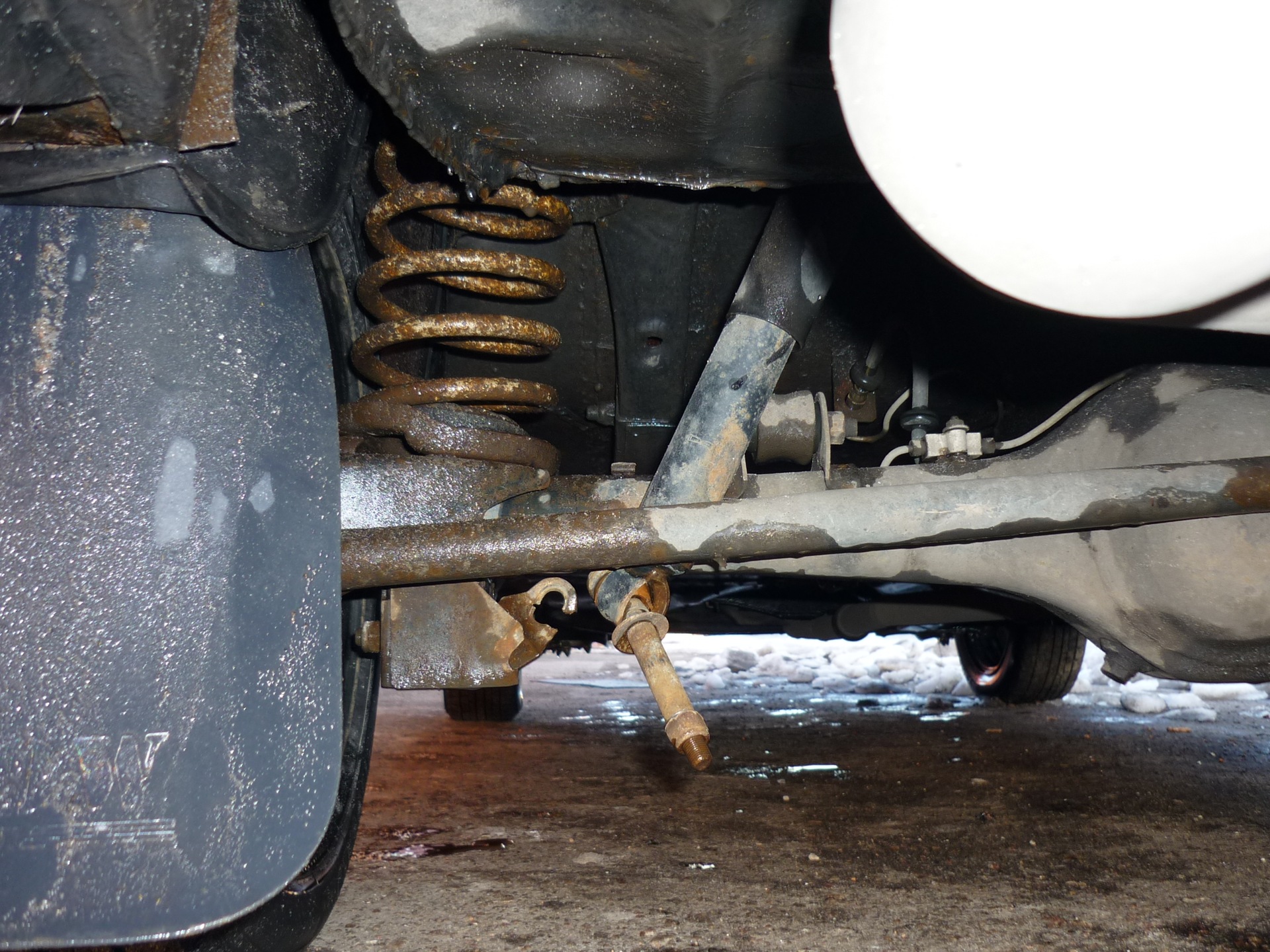 Кидает зад. Кидает зад. Сайлентблоки передней подвески хендай икс 35. Хайлюкс 7 как поднять машину в зади. Кидает зад.