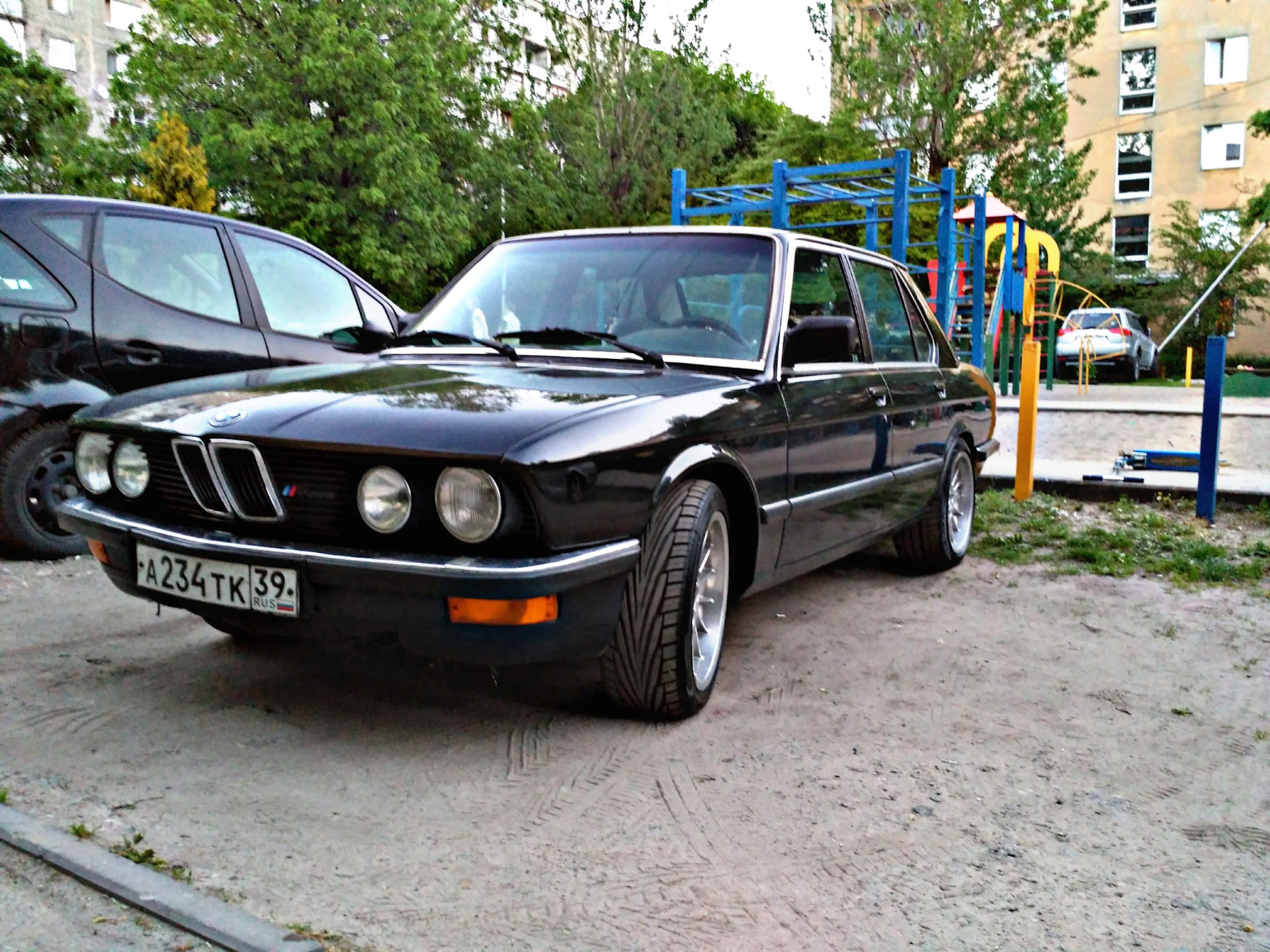 BMW акула 525 красная