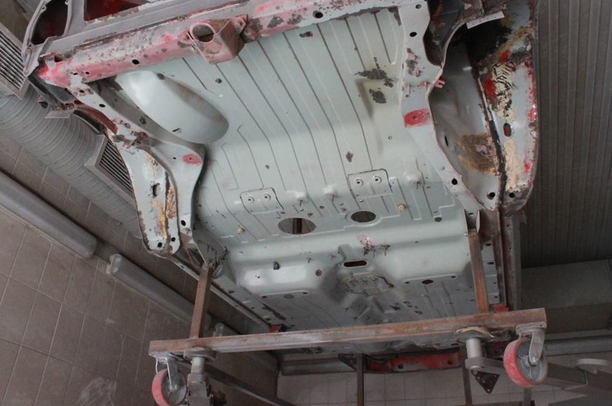 Ржавчина на днище подвески. Ржавчина pajero 4. Чистка днища. Пескоструй днища авто рамы. Зачистка днища автомобиля от ржавчины.