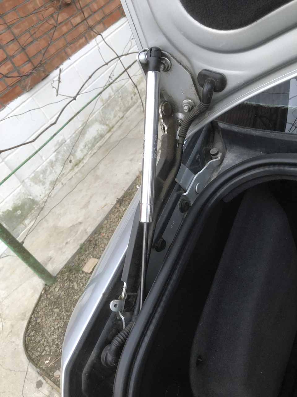 Замена амортизаторов багажника — Audi A8 (D3), 3 л, 2008 года ...