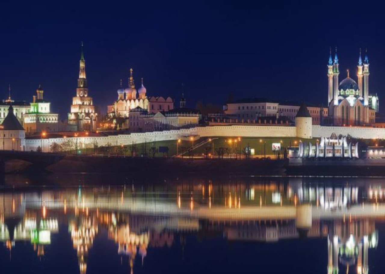 Казань другая страна. Вечерний Кремль Казань. Ночной Кремль Казань. Белый Кремль Казань. Мурманск Кремль.