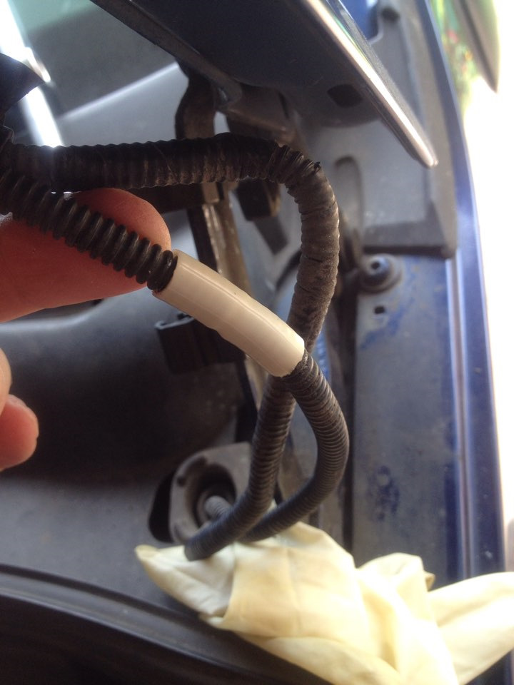 Туран фольксваген шланг трубка омывателя лобового стекла. Шланг омывателя volkswagen polo sedan. Шланг омывателя лобового стекла тойота филдер. Шланг омывателя лобового стекла туарег 2008. Geely mk резинка на крыше.