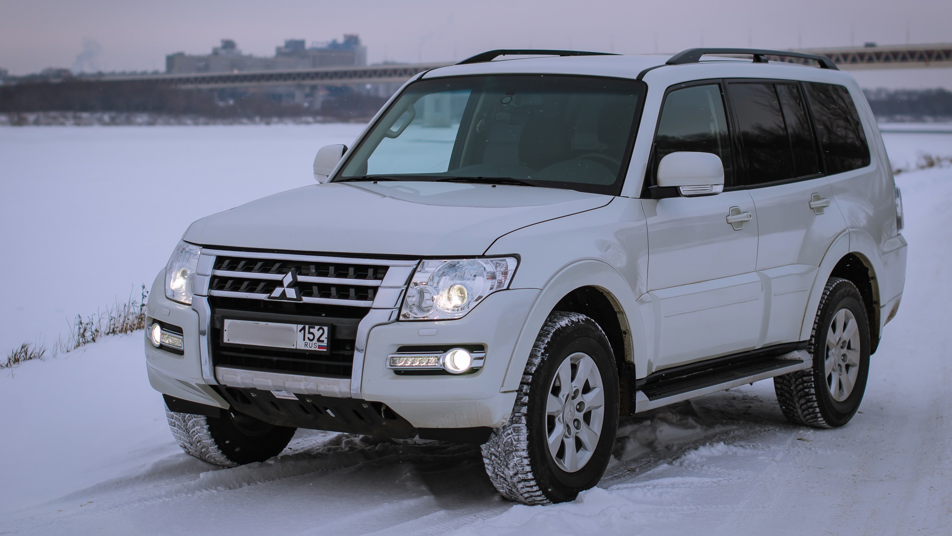 Авито мицубиси паджеро дизель. Mitsubishi Pajero 4 White. Мицубиси Паджеро 4 белый. Митсубиши Паджеро 4 белая. Mitsubishi Pajero 2015 белый.