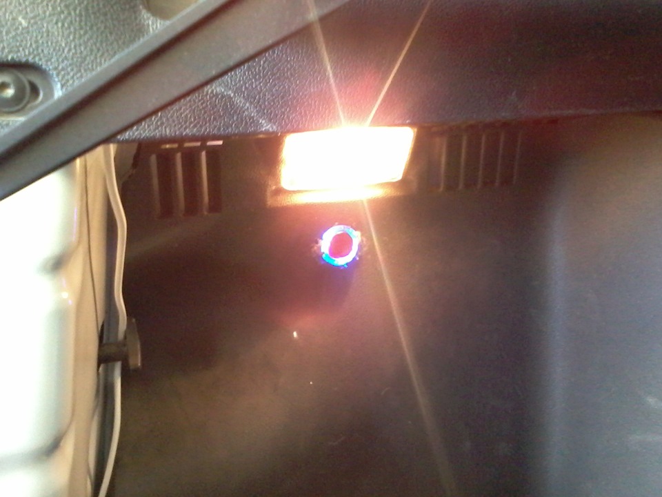 Как отключить подсветку на колонке. Рено Логан свет в багажнике. Свет в багажнике Рено Клио. Выключатель света в багажнике Дастер 2. Кнопка выключения подсветки багажника на логане 1.