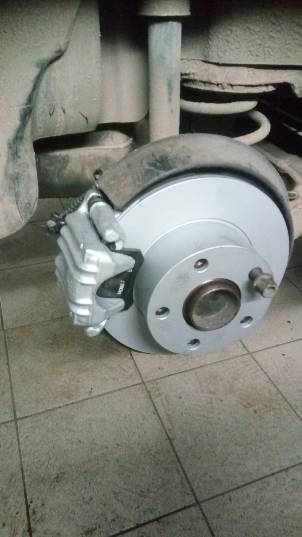 замена дисков и колодок (задних) — DRIVE2