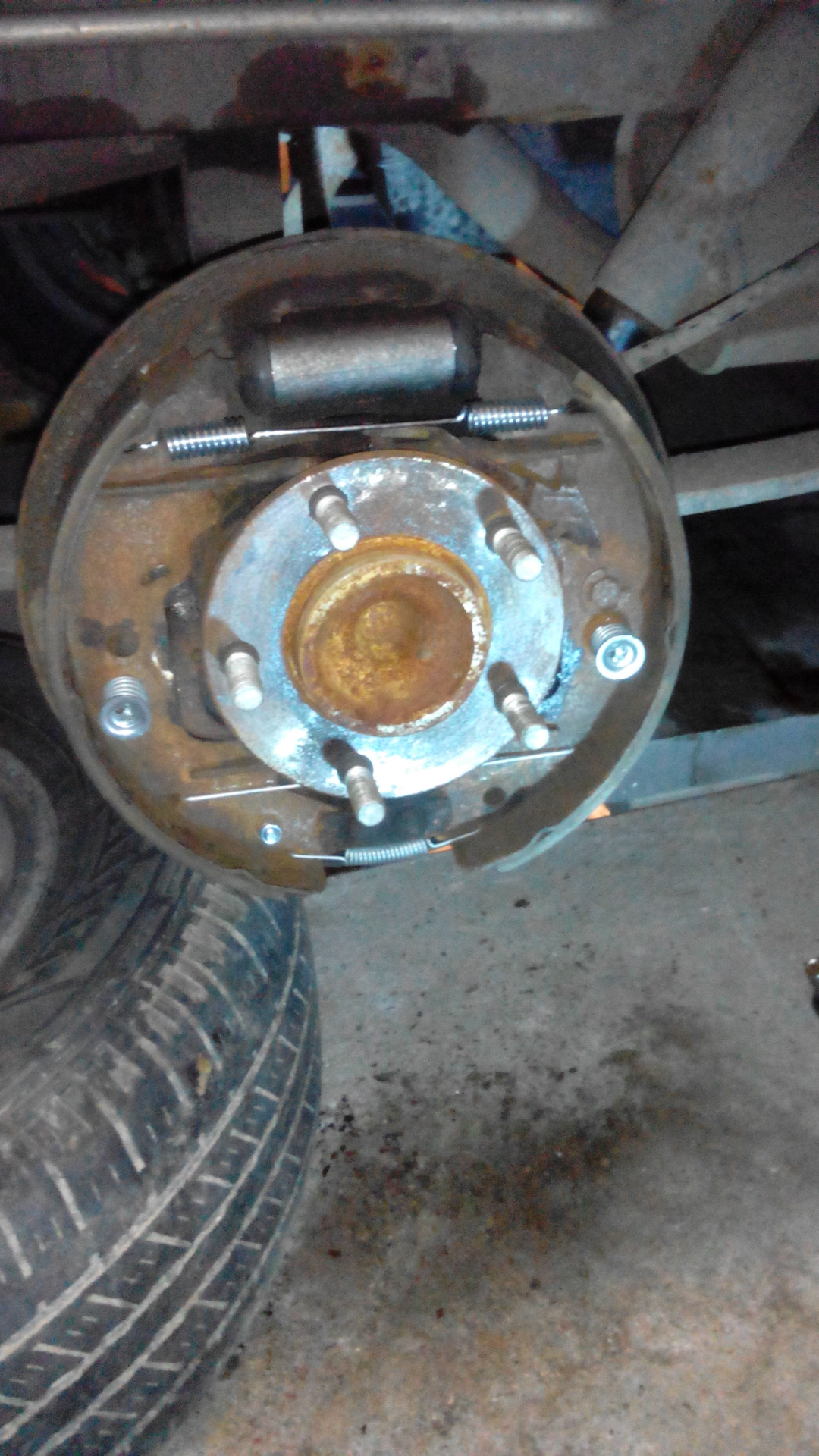 Задние тормоза мазда бт 50. 8. Задние барабанные тормоза mazda. Тормозной барабан акцент. Ремонт задних барабанов.