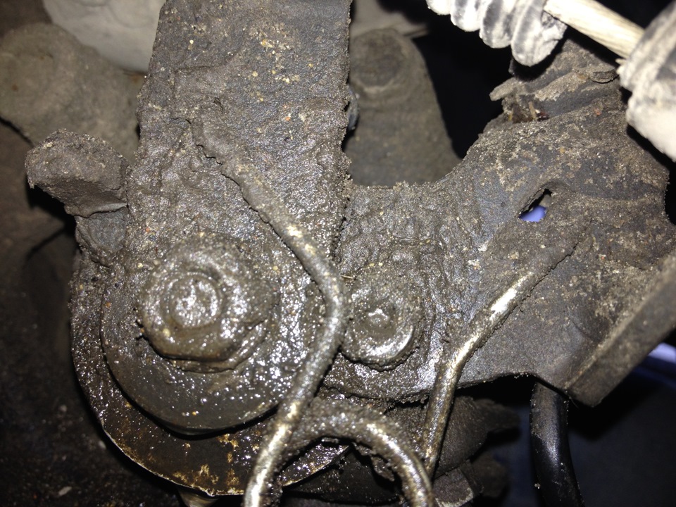 Направляющая суппорта заднего тойота королла 120. Задний суппорт гольф 4 течь тормозной жидкости. Потек задний суппорт. Потек задний суппорт. Потек суппорт передний тлк 200.