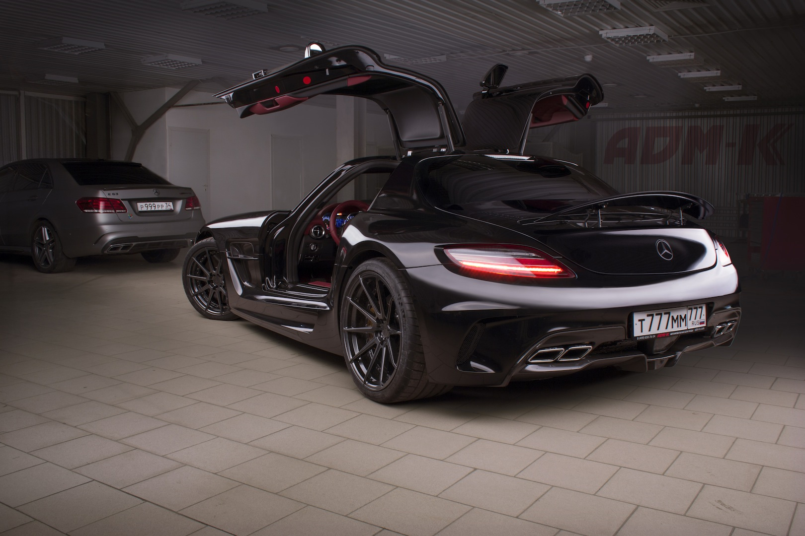 Мерседес SLS AMG черный красный