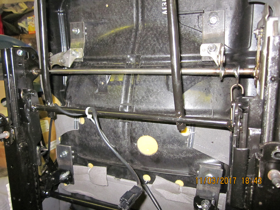 Подушка сиденья, вынесенная вперёд на переходных креплениях, вид снизу. — Daewoo Gentra