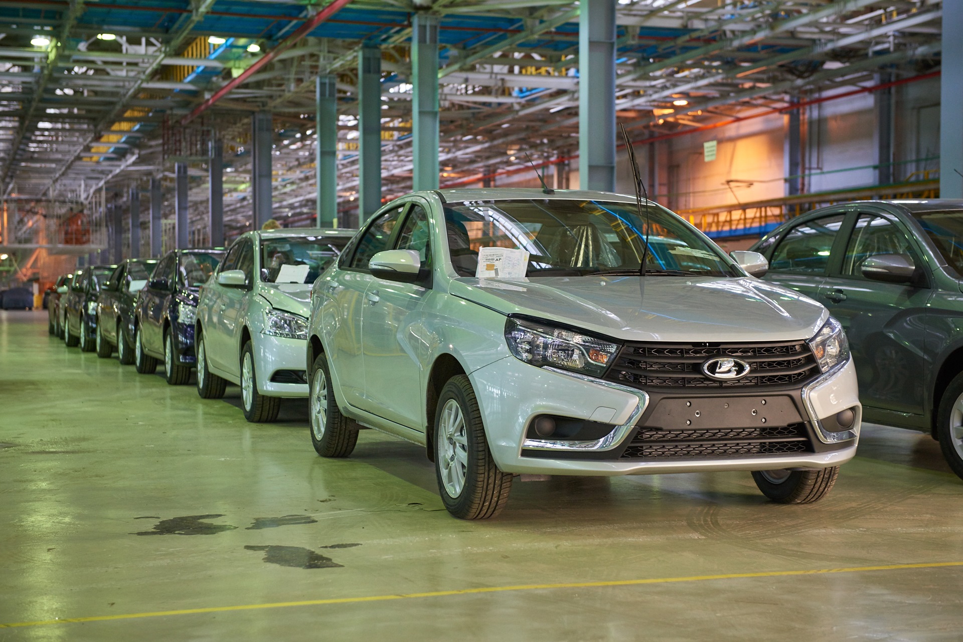 Новый производитель автомобилей. Лада Веста АВТОВАЗ. Лада Веста на конвейере. Lada Vesta конвейер. Lada XRAY конвейер.