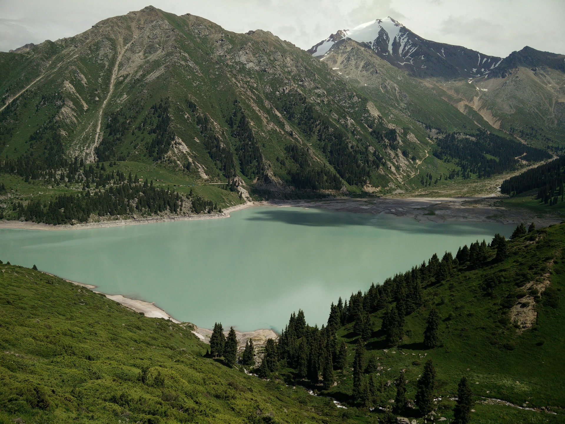 Озера алматинской области. Бао озеро Алматы. Бао Алматы летом. Большое Алматинское озеро Алматы. Горы Алматы Бао.