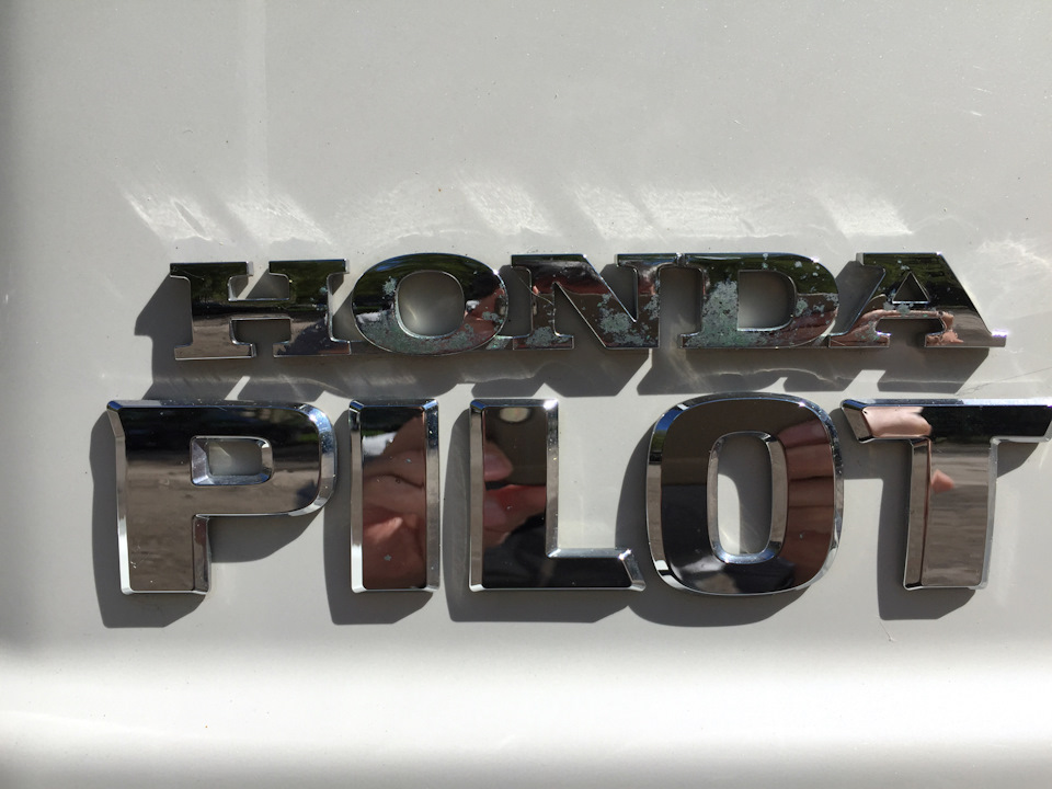 надпись skoda на крышке багажника. буквы на субару форестер. буквы крышки багажника. буквы va на крышке багажника. шильдик мазда 3 на багажник.