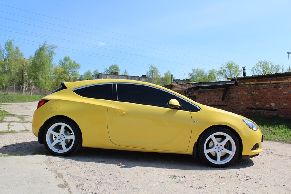 Opel Astra h GTC желтая