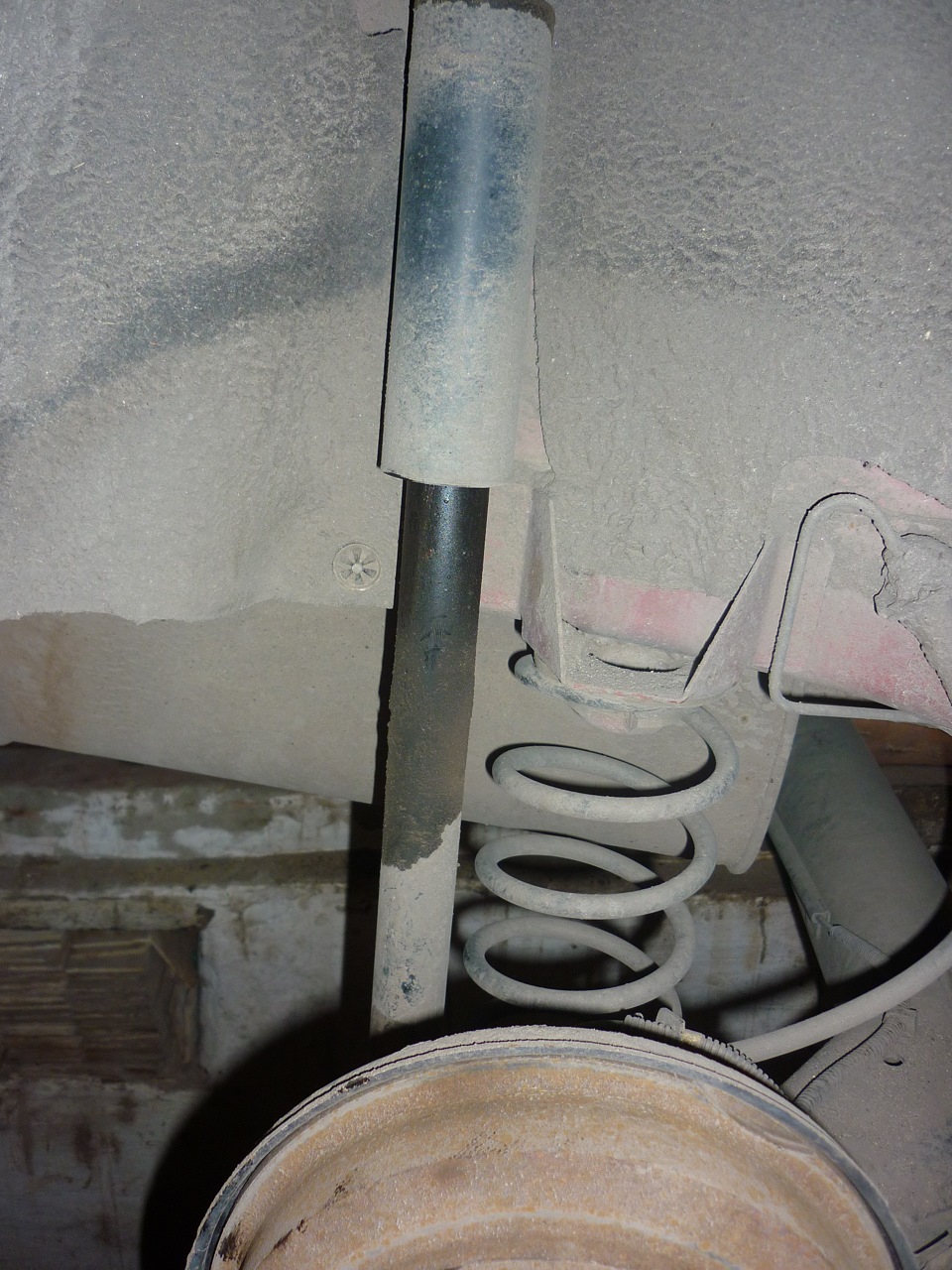 Замена задних амортизаторов рено меган 2 седан. Потекла стойка амортизатора. Вытек амортизатор. Потекла стойка амортизатора. Шевроле ланос стакан заднего амортизатора.