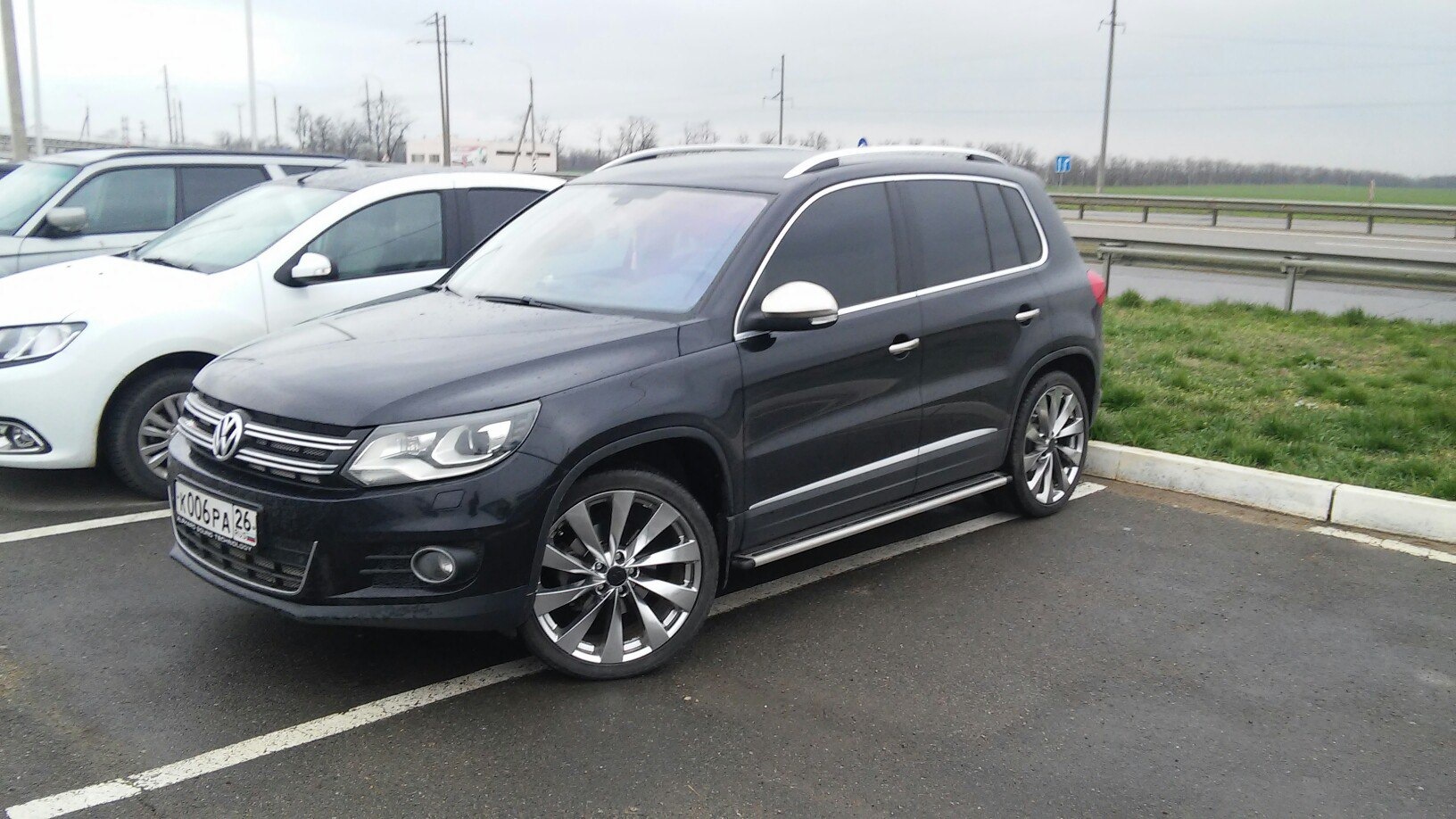 Volkswagen tiguan шины. Фольксваген Тигуан 1. Volkswagen Tiguan черный 2013. VW Tiguan 1 r18. Колеса Volkswagen Tiguan 2012.