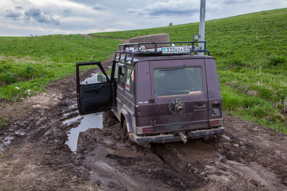 Далее была вторая проблема. Около горы Аралтобе (1708 м), По неосторожности залез в болото на ручье. Сел капитально. Вдвоем руками машину выгребали 2 часа. Тут же прокол второй баллон. Передний — Mercedes-Benz G-Class (W460/W461)
