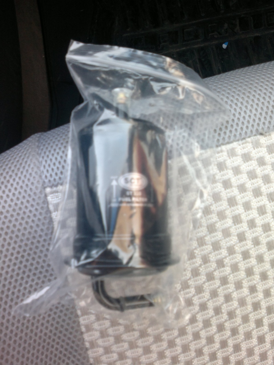 Подготовка к замене топливного фильтра — Mazda 626 IV (GE), 1,8 л, 1994 ...