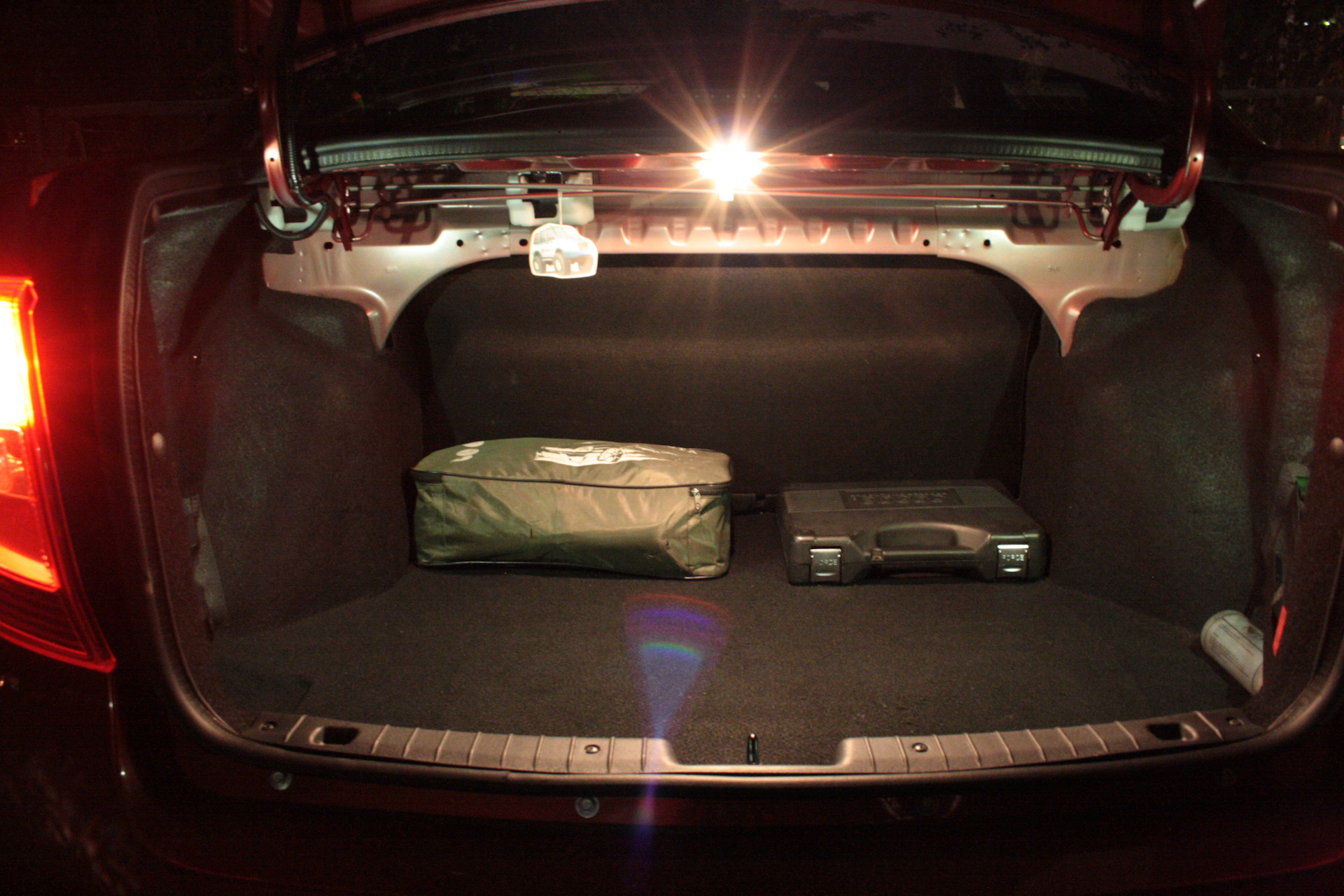 Обогрев багажника. Подсветка багажника Калина 1 универсал. Подсветка багажника Гранта седан. Плафон освещения багажника Гранта лифтбек.