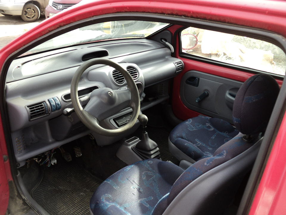 Накладки педалей и часть проводки требуют пристольного внимания. — Renault Twingo I