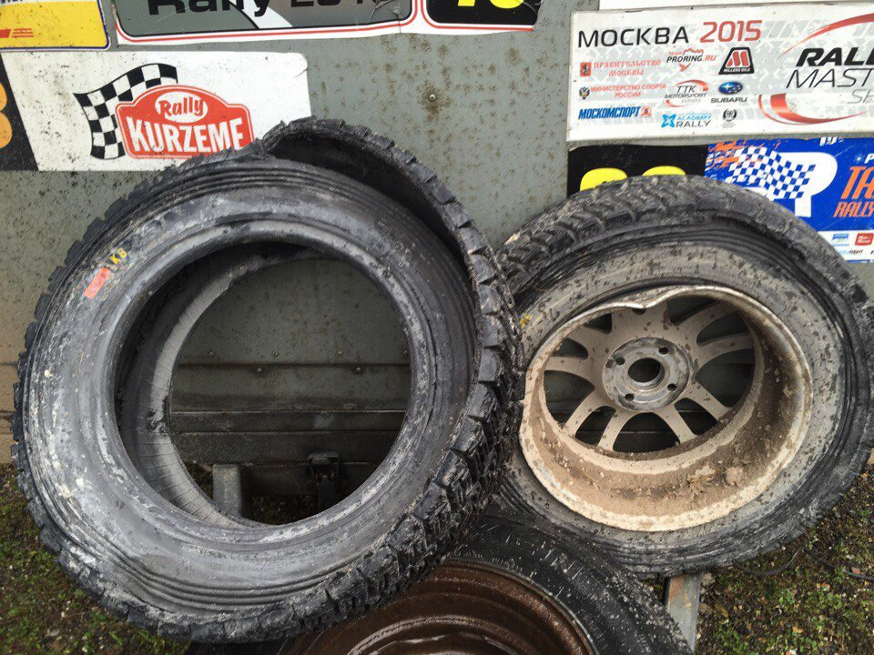 Первая секция. Как видите, по закону подлости, прокалываются только новые покрышки, старые — никогда. — Lada 21051