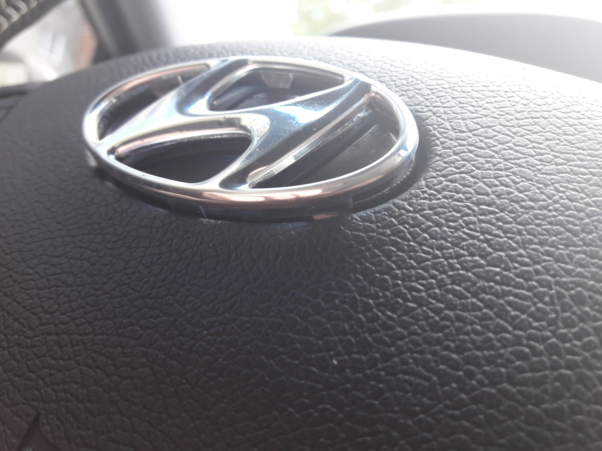Шильдик на руль. Шильдик руля Hyundai Solaris. Шильдик Hyundai на руль Солярис. Шильдик на руль Hyundai Solaris черный. Шильдик 1.6 Солярис.