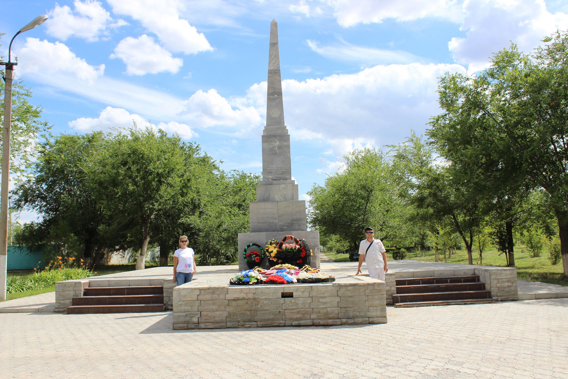 Палласовка волгоградская область. Палласовка памятник вечный огонь. Палласовка памятник Танову. Памятник Житкурским коммунарам в Палласовке. Город Палласовка Волгоградской области.