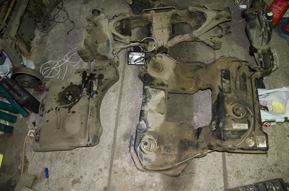 Слева — обычный бак, Справа — кватро. — Audi A6 (C5)