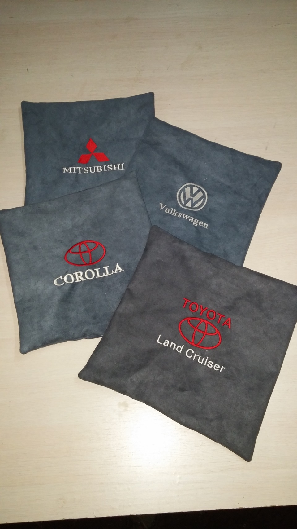 Подголовники и подушечки с логотипом автомобиля — DRIVE2