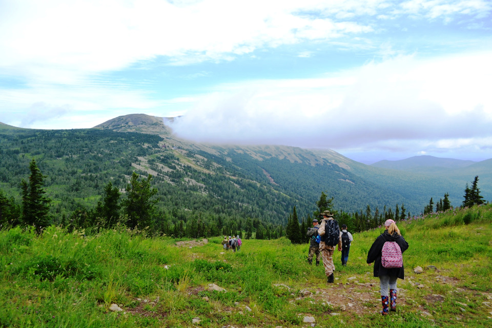 нам туда, где облака — гора Мустаг, 1570 метров над уровнем моря — Mitsubishi Pajero Sport (2G)