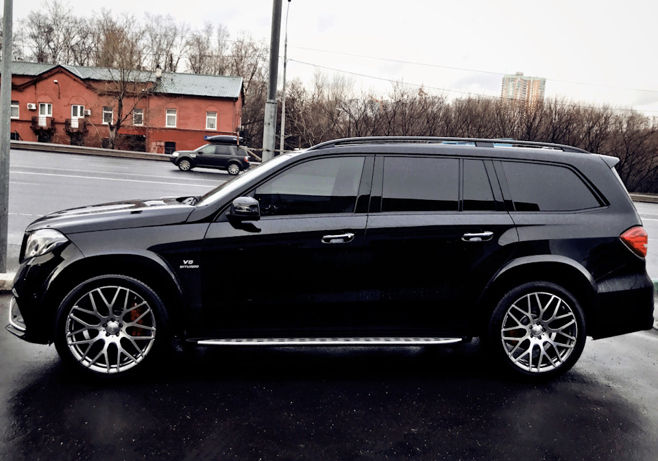 Gls 22. Mercedes GLS r22. Gl 63 AMG r22. Диски r22 GLS x167. Мерседес ГЛС 22.