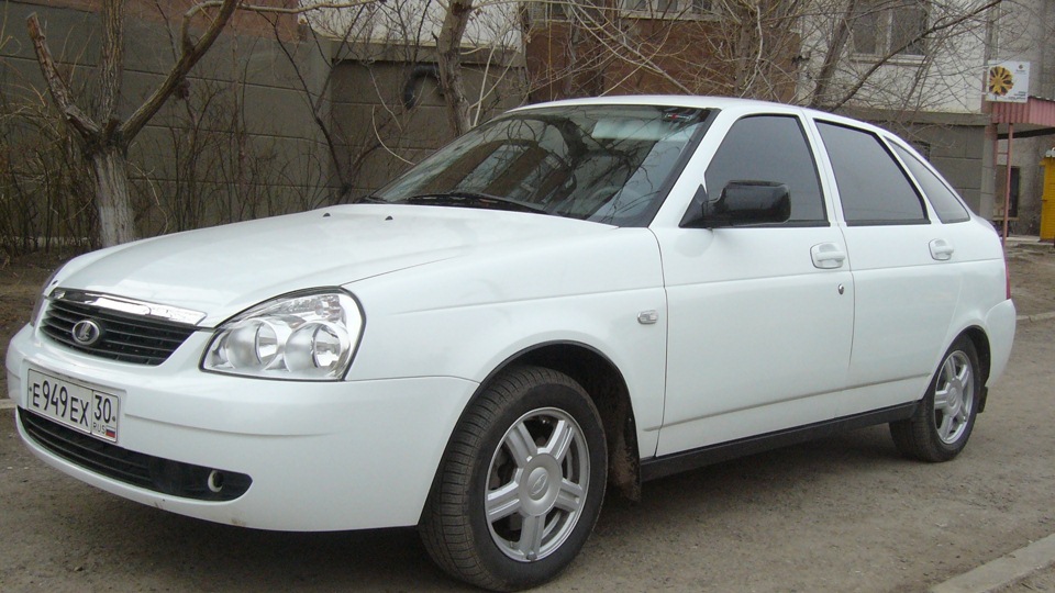 Серебристая Lada Priora хэтчбек 2009