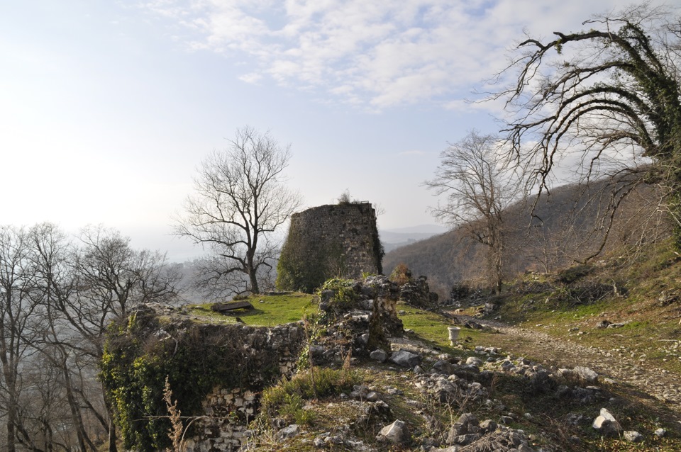 Tsebelda fortress. Крепость Цибилиум Абхазия. Село Цебельда Абхазия. Крепость Цебельда. Анакопийская крепость.