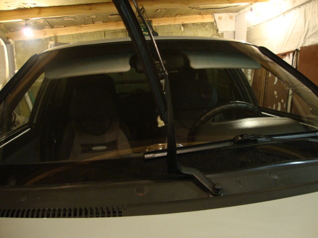 Прокручивается дворник ваз 2112. Дворники ваз 2112. Бескаркасные дворники на ваз 2110. Поводок заднего дворника ваз 2112. Рычаг стеклоочистителя 2112.