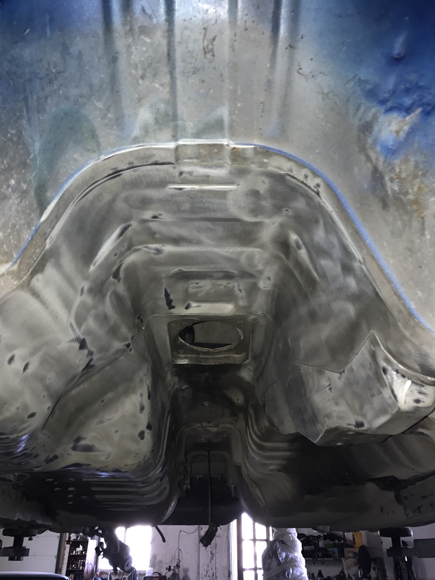 Чистка днища. Чистка днища. Пескоструйная зачистка днища. Обработка днища авто в волжском. Антикор салона луаз.