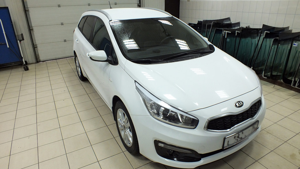 4267515s 960 белый киа сид с черной крышей