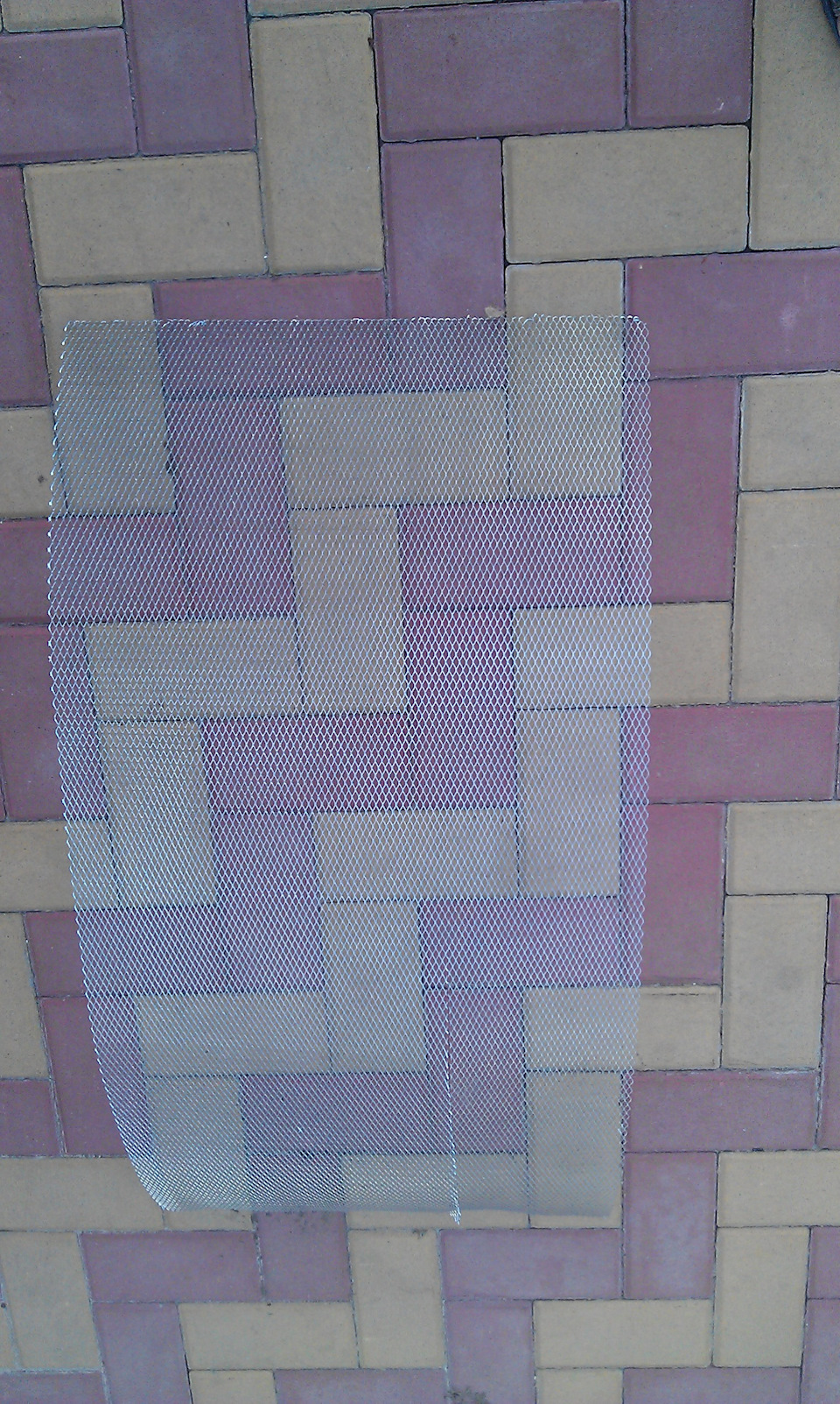 Погонные 50 см алюминиевой сетки перед ее порезкой — Renault Duster (1G)