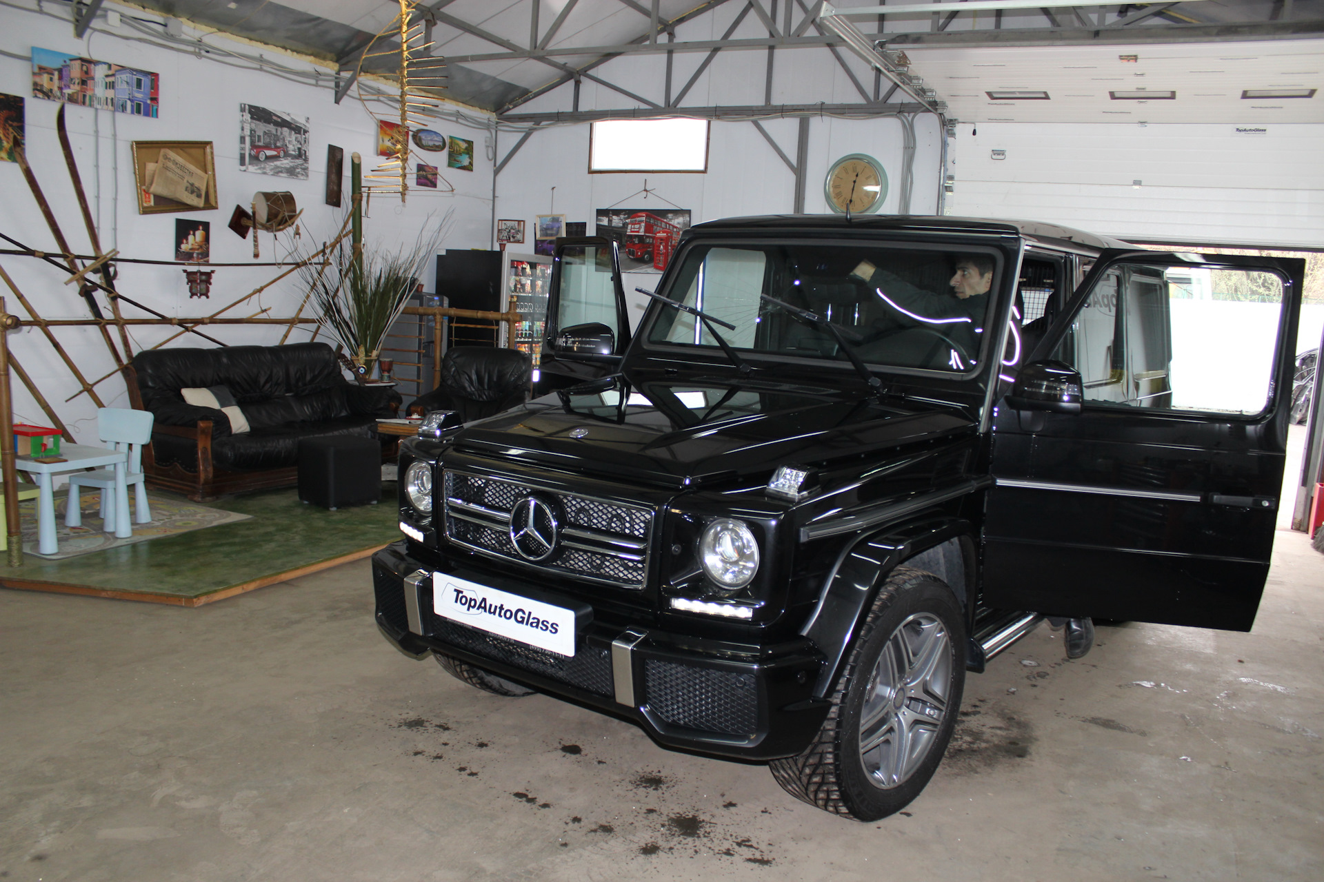 Стекла на гелик. Стекло Mercedes Gelandewagen. Стекла Гелендваген. Гелик лобовое стекло. Стекло на Гелендваген.