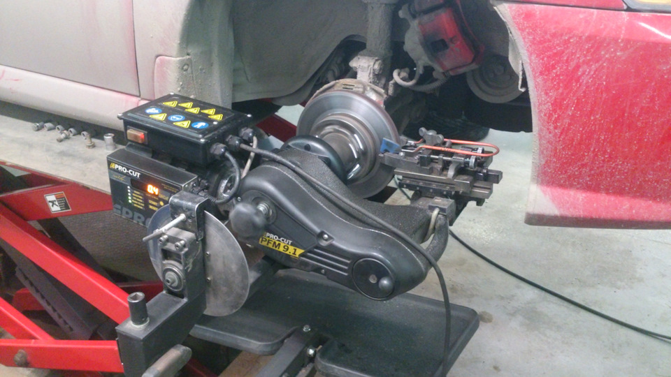 Проточка тормозных дисков, правка колесных дисков, переобувка (к зиме ...